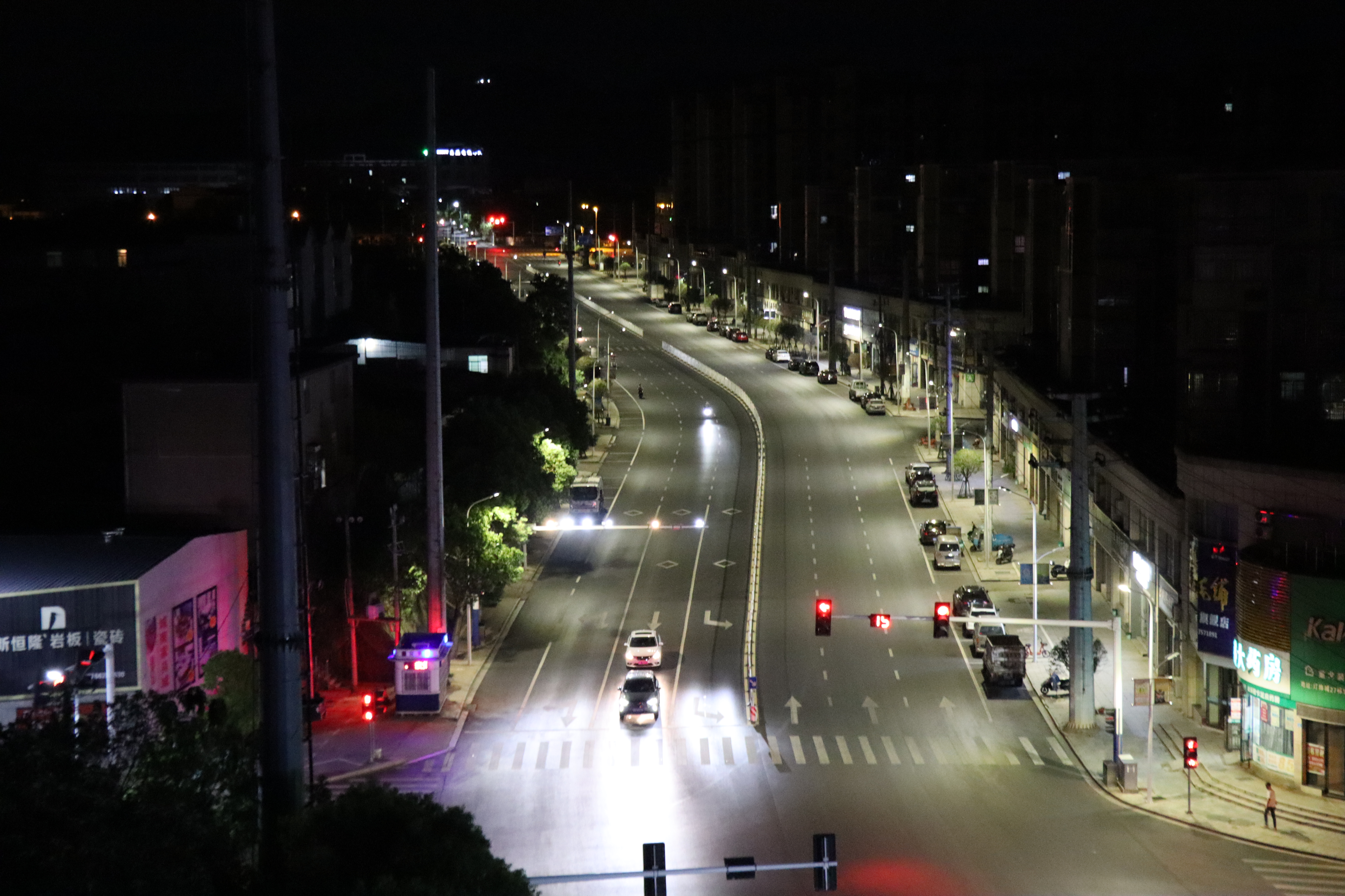 明珠大道路灯改造完美验收，开云（中国）Kaiyun·官方网站电保安全节能路灯让每一度电都更有价值！